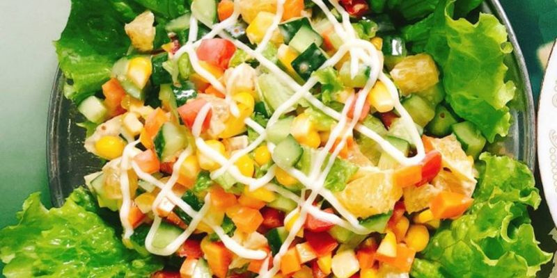 Salad là thực phẩm lành mạnh phù hợp để sử dụng được với rượu vang